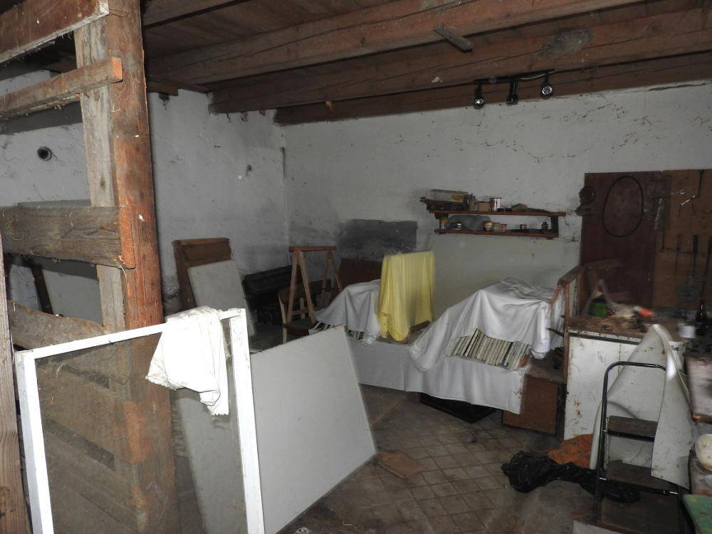 Großer Scheunenraum mit Holzbalken und unfertigen Wänden, vielseitig nutzbar.