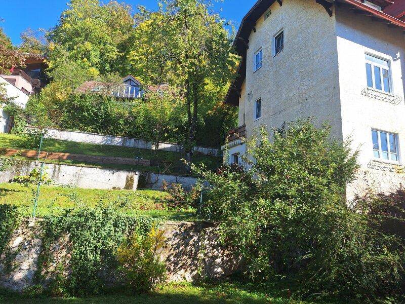 Das Haus ist von einem terrassierten Garten umgeben, der viel Grün und natürliche Schönheit bietet.