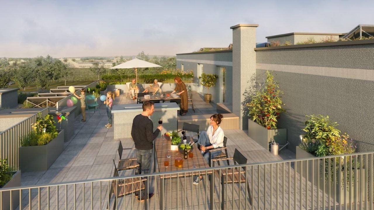 Geräumige Dachterrasse mit Essbereich, Pflanzen und weitem Blick in die umliegende Landschaft.