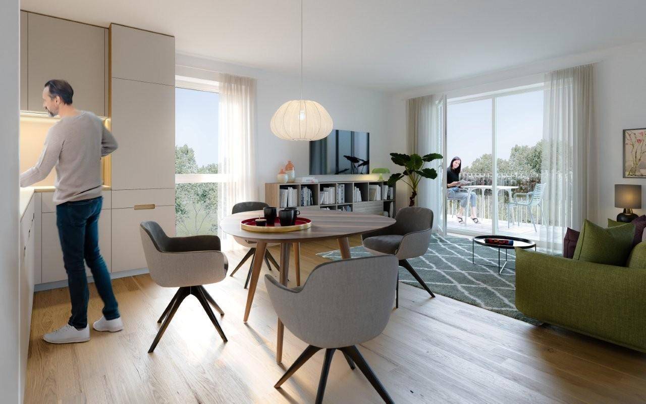 Offener Wohn- und Essbereich mit Holzboden, moderner Einrichtung und Zugang zum Balkon.