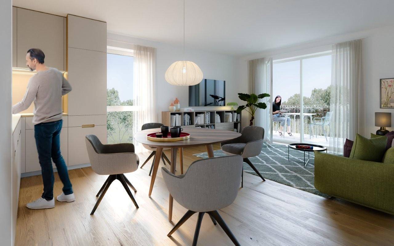 Heller Wohn-Essbereich mit offener Küche, Holzboden und Zugang zum Balkon.