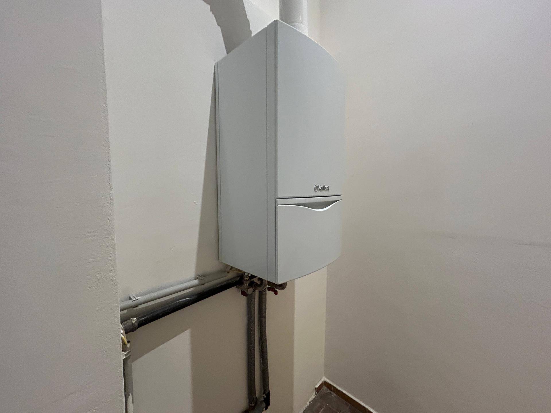 Wandmontierter Heizkessel in einem kleinen, funktionalen Raum, der für die Haustechnik vorgesehen ist.