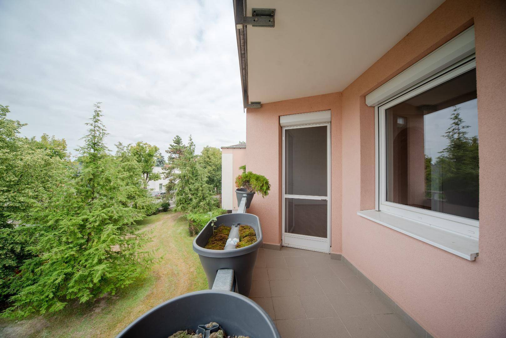 gemütliche Loggia mit Gartenblick