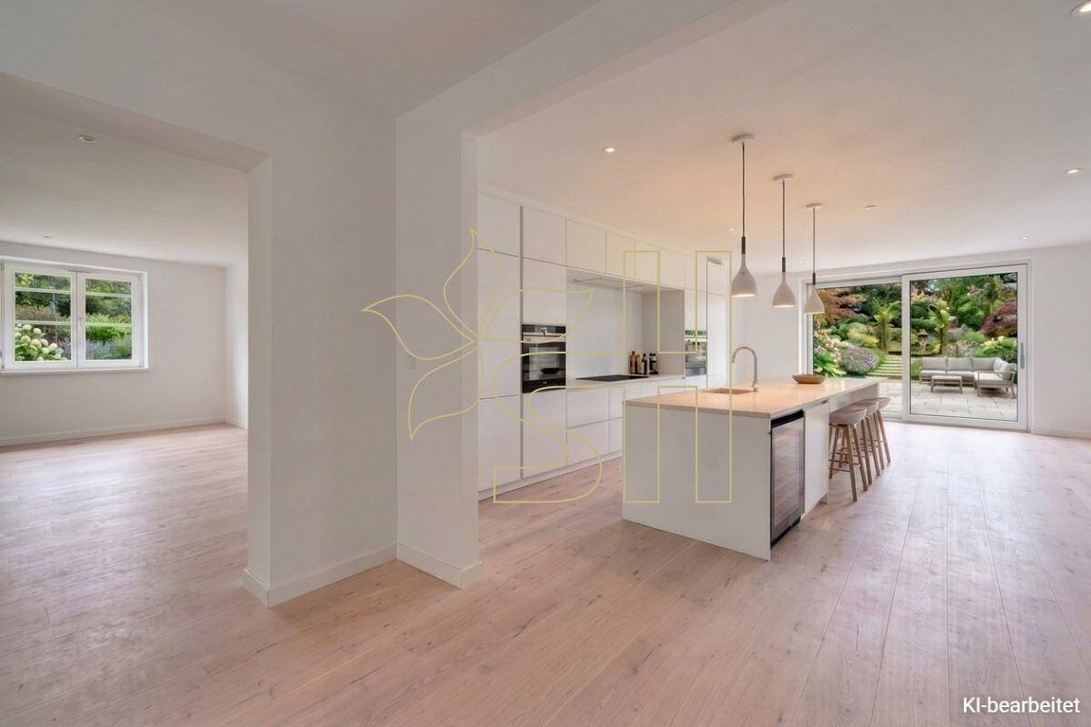 Moderne, offene Küche mit weißer Insel und hellem Holzboden, die zum Garten hin offen ist.