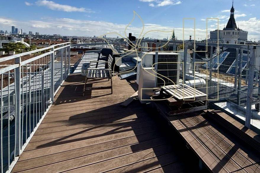 Weitläufige Dachterrasse mit Holzboden, Sitzgelegenheiten und Panoramablick über die Stadt.