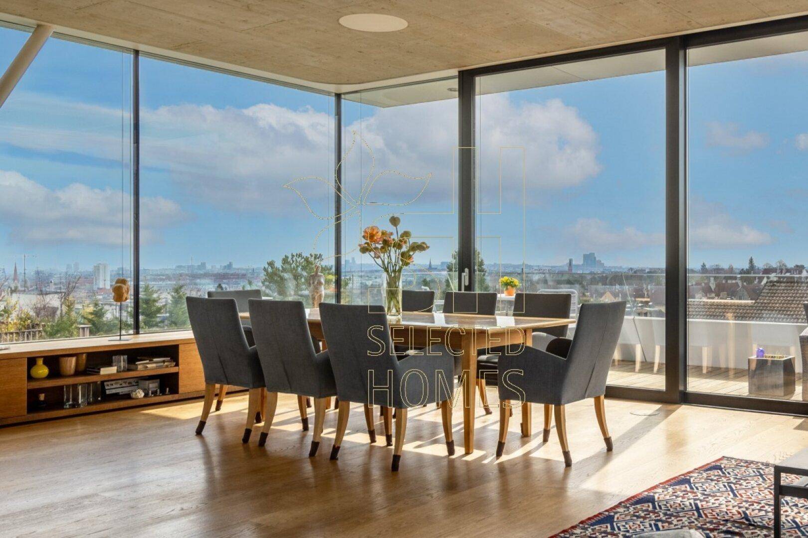 Eleganter Essbereich mit großem Tisch, bequemen Stühlen und beeindruckendem Stadtpanorama.