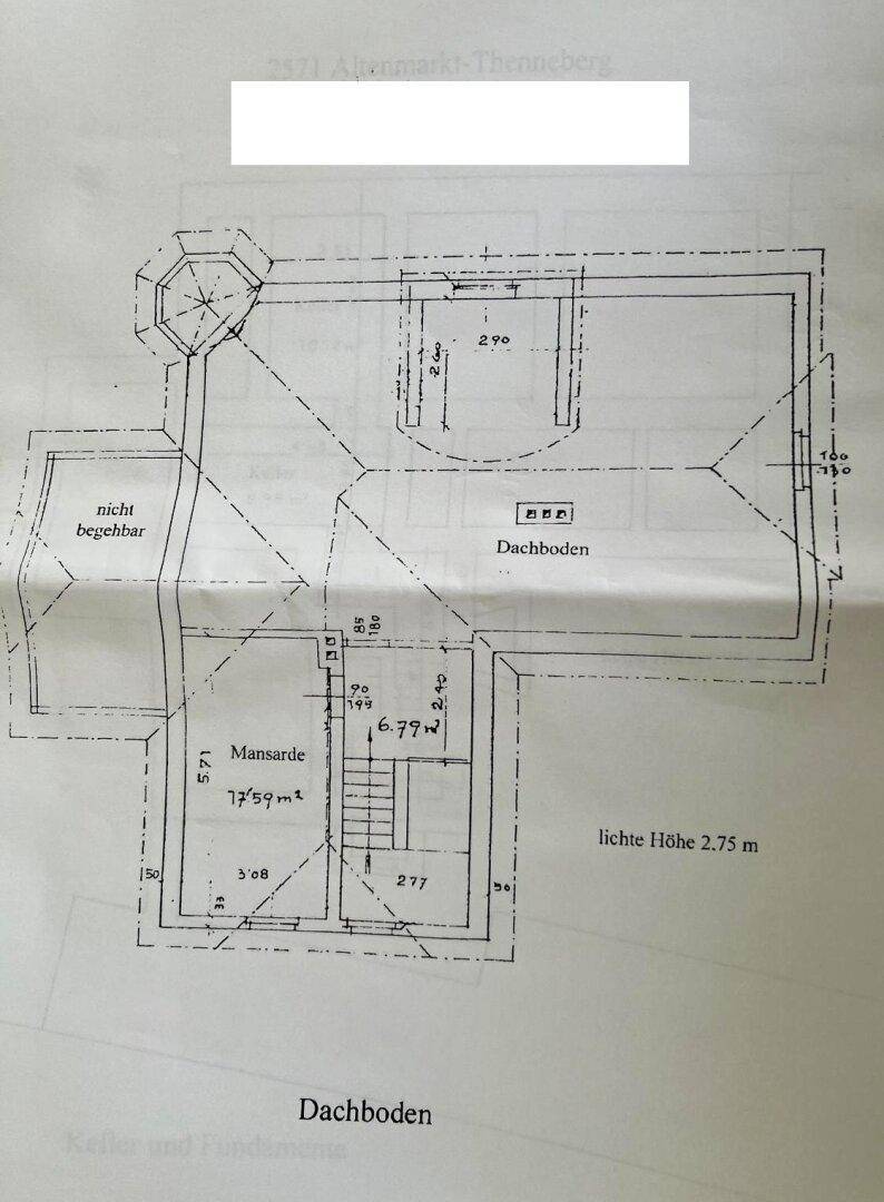 Grundriss des Dachbodens mit Mansarde und einer lichten Höhe von 2,75 Metern.