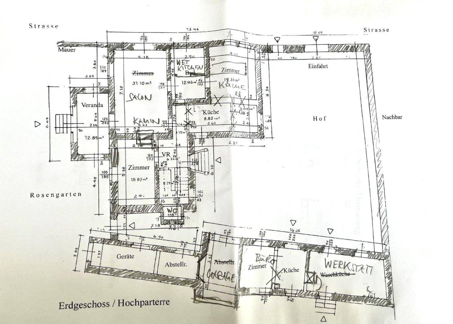 Grundriss des Erdgeschosses mit Zimmern, Küche, Veranda und Hofbereich.