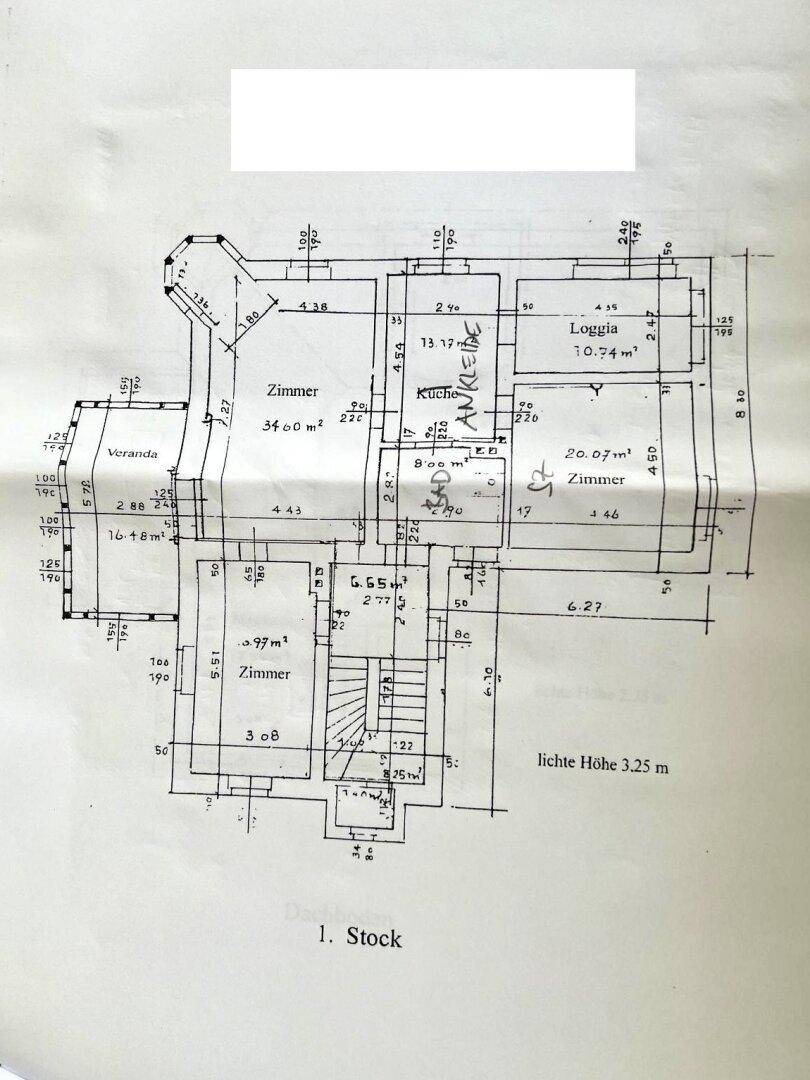 Grundriss des ersten Stocks mit Zimmern, Loggia und einer lichten Höhe von 3,25 Metern.