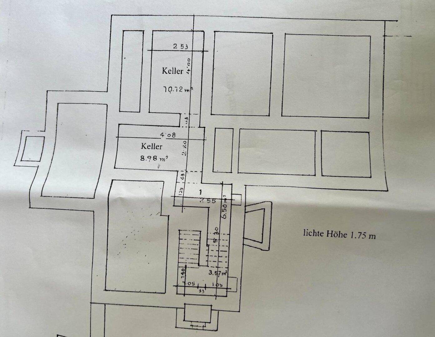 Grundriss des Kellers mit mehreren Kellerräumen und einer lichten Höhe von 1,75 Metern.