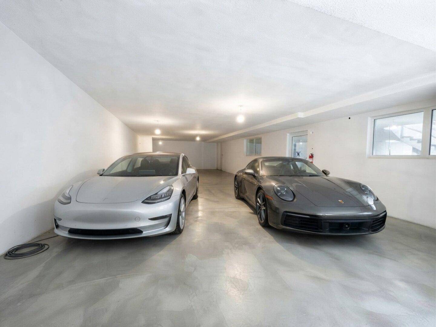 Geräumige Tiefgarage mit Platz für zwei Fahrzeuge und Betonboden.