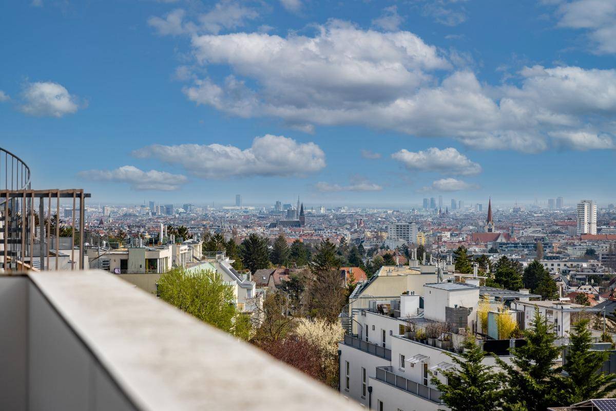 Weitläufiger Panoramablick über die Stadt mit zahlreichen Gebäuden und einem klaren Himmel.