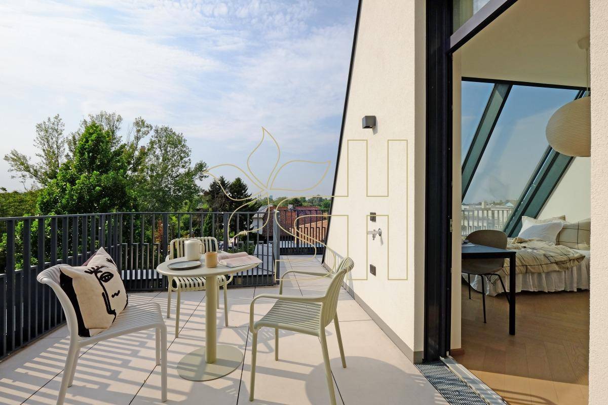 Möblierte Terrasse mit modernen Gartenmöbeln und direktem Zugang zum Schlafzimmer.