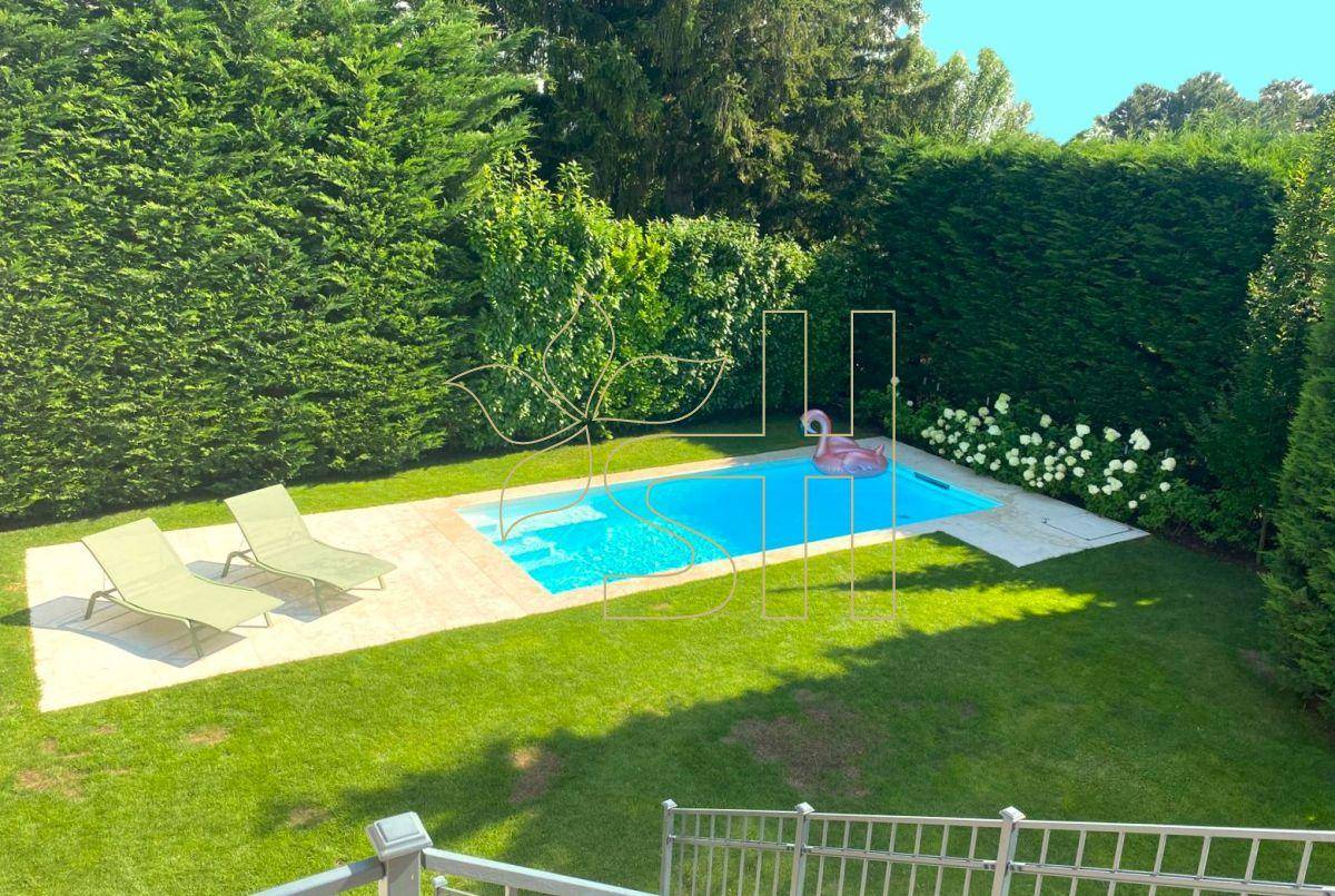 Pool mit Liegen und