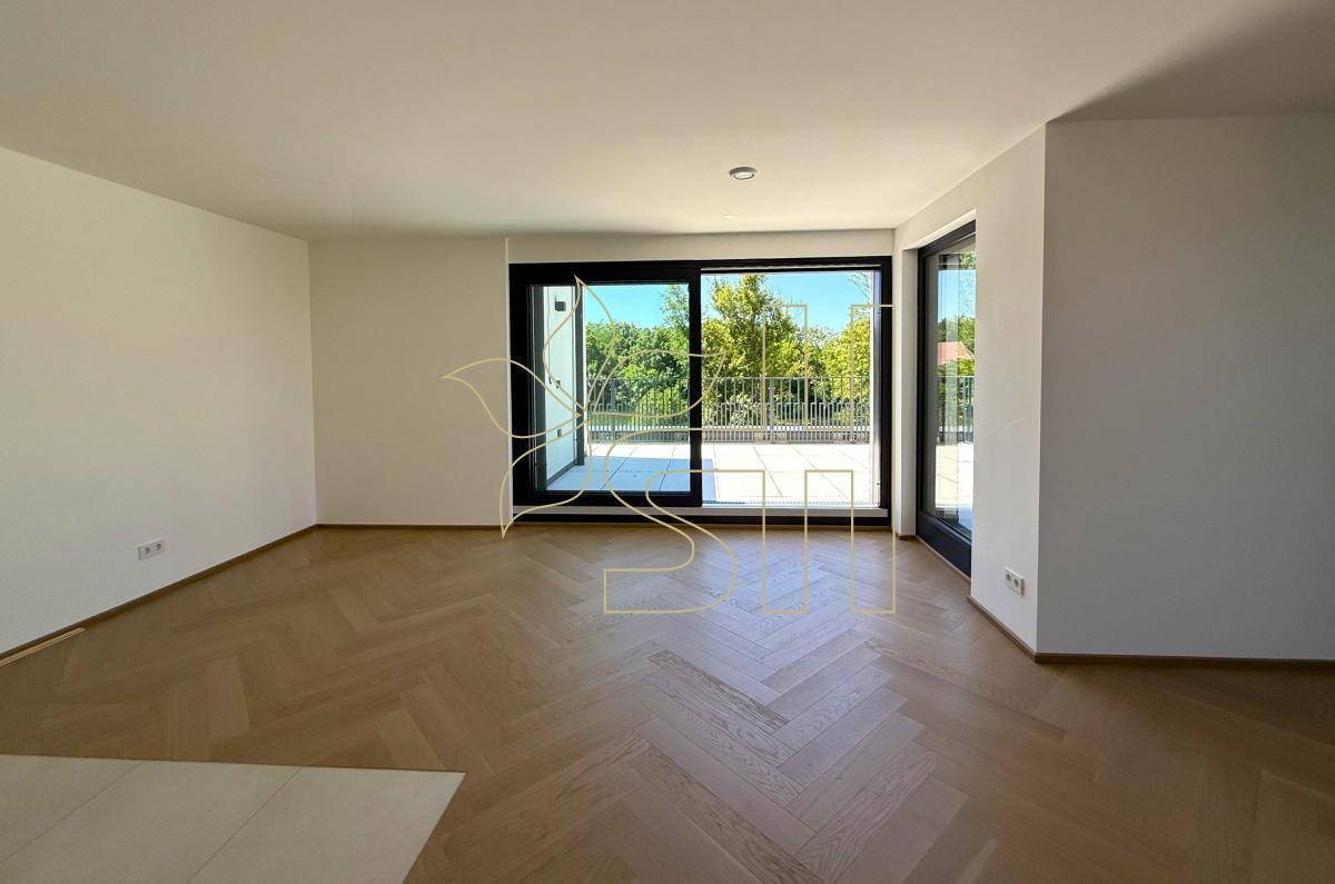 Geräumiger Wohnbereich mit Fischgrätparkett und Zugang zu einer großen Außenterrasse, ideal für Sonnenlicht.