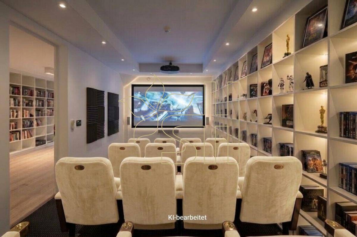 Exklusiver Medienraum mit großer Leinwand, bequemen Kinosesseln und integrierten Regalen.