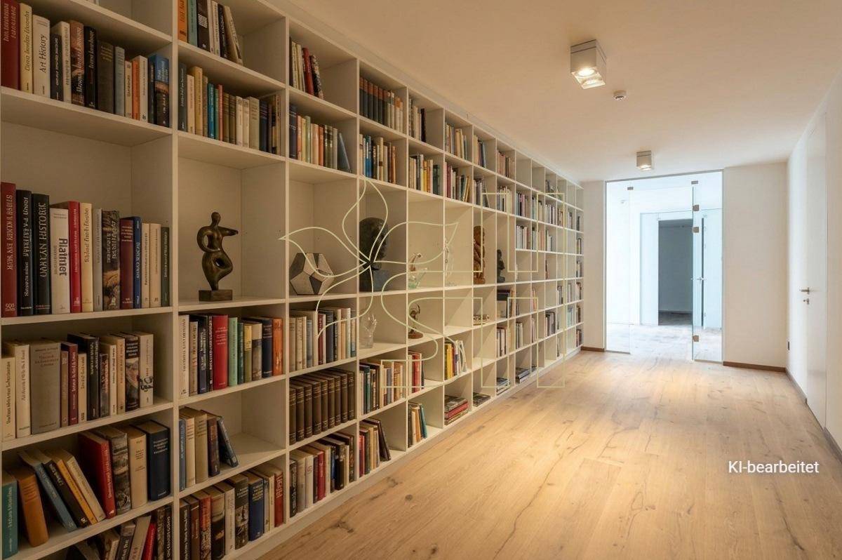 Langer Flur mit raumhohen Bücherregalen und Holzboden, der zu weiteren Räumen führt.