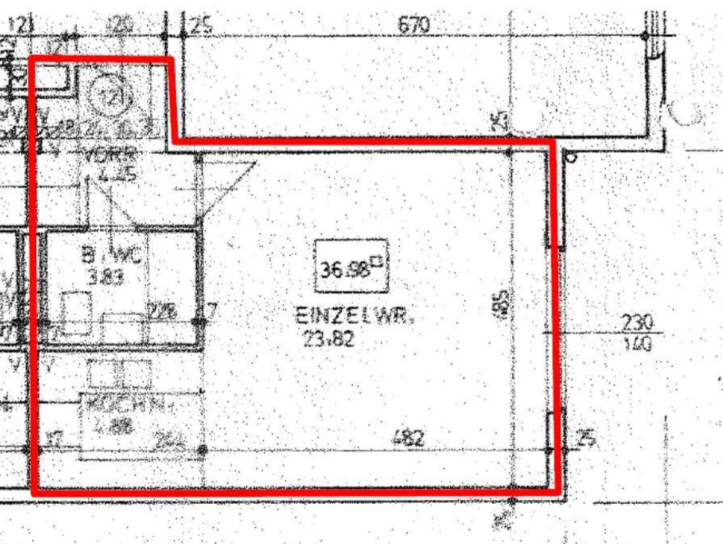 Grundrissplan mit eingezeichneten Räumen und Maßen, umrandet in Rot.