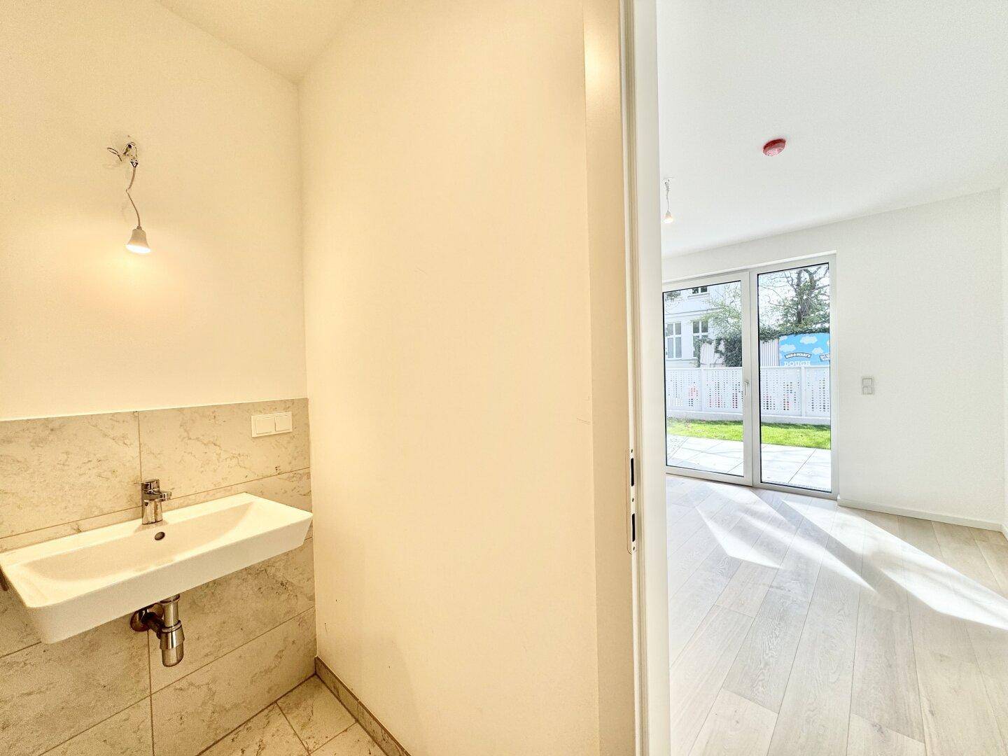 Modernes Badezimmer mit Waschbecken und Fliesen an den Wänden.