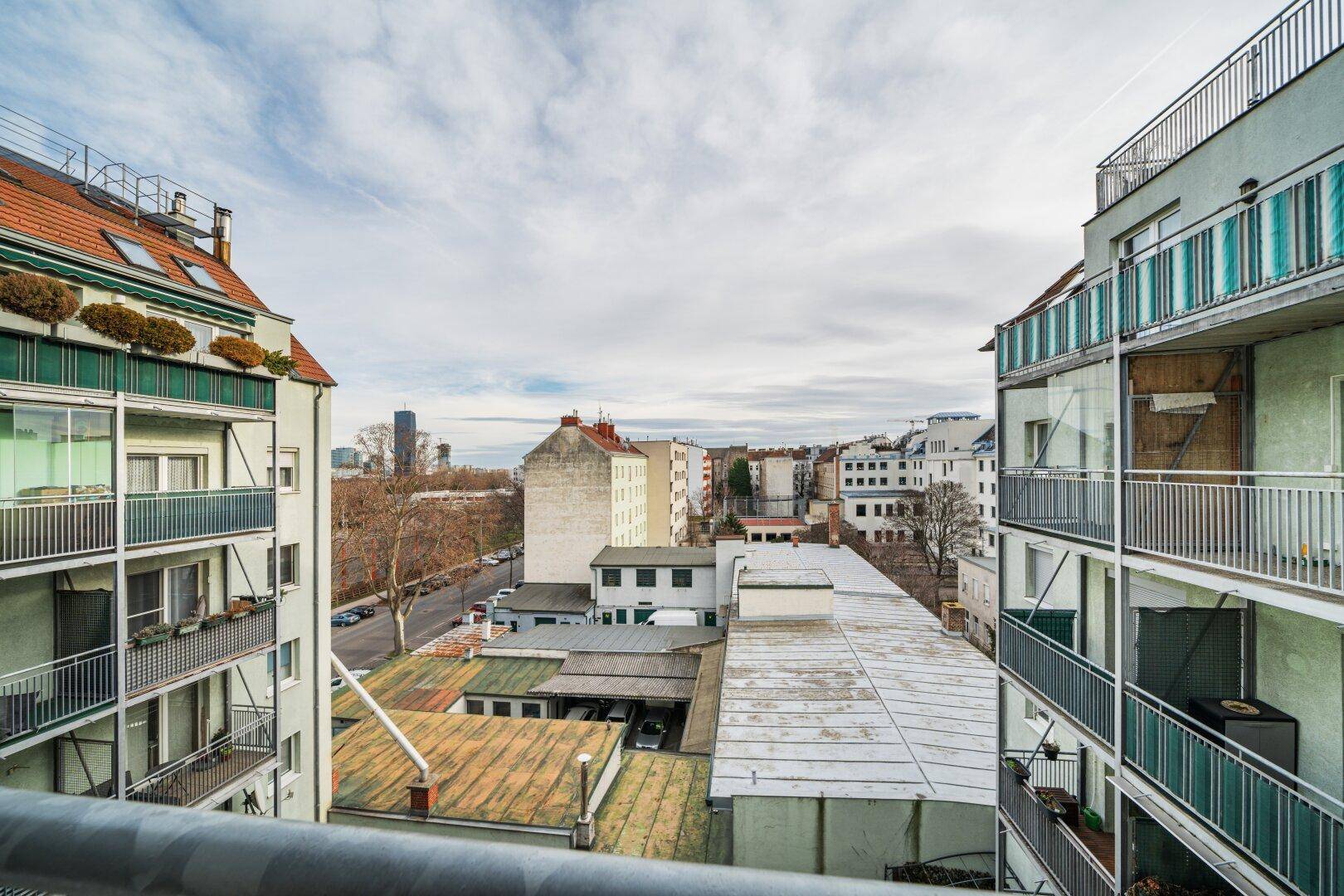 Blick von oben auf umliegende Gebäude und Dächer in einer städtischen Umgebung.