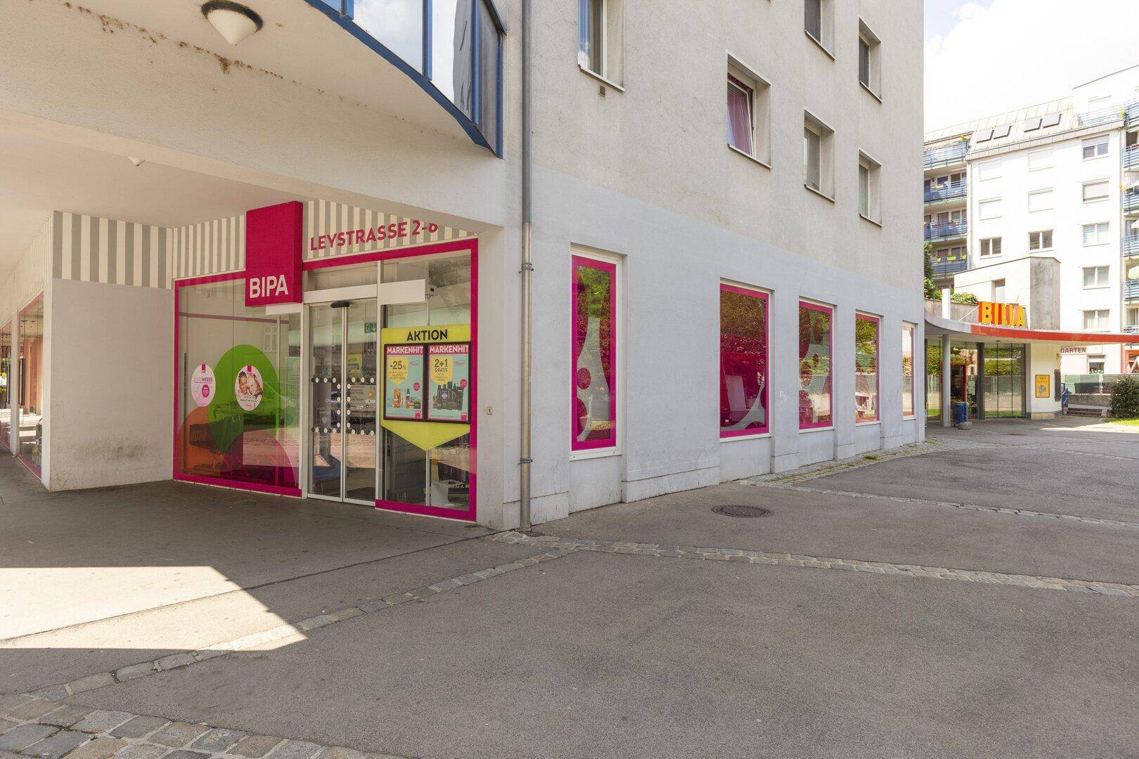 Erdgeschoss eines Wohngebäudes mit Ladenlokal und Zugang zur Straße.