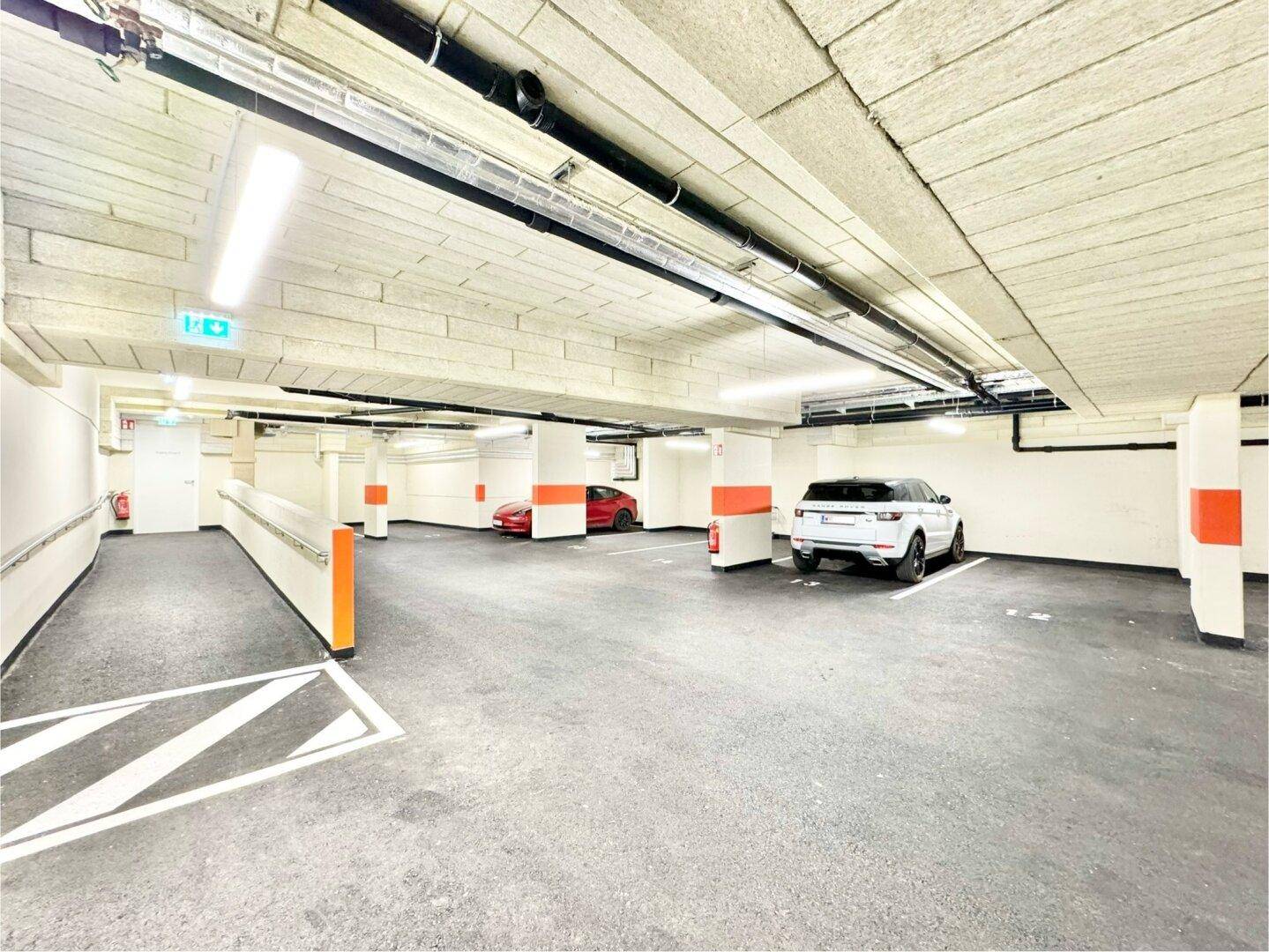Geräumige Tiefgarage mit mehreren Stellplätzen und guter Beleuchtung.