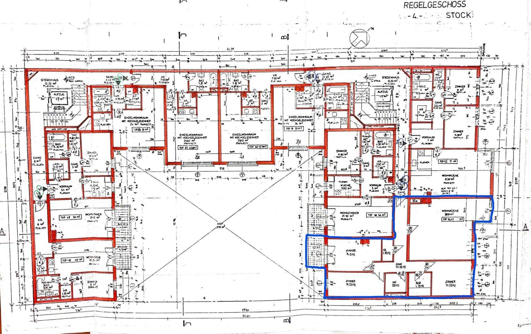 Detaillierter Grundriss eines Regelgeschosses mit mehreren Wohneinheiten und verschiedenen Raumaufteilungen.