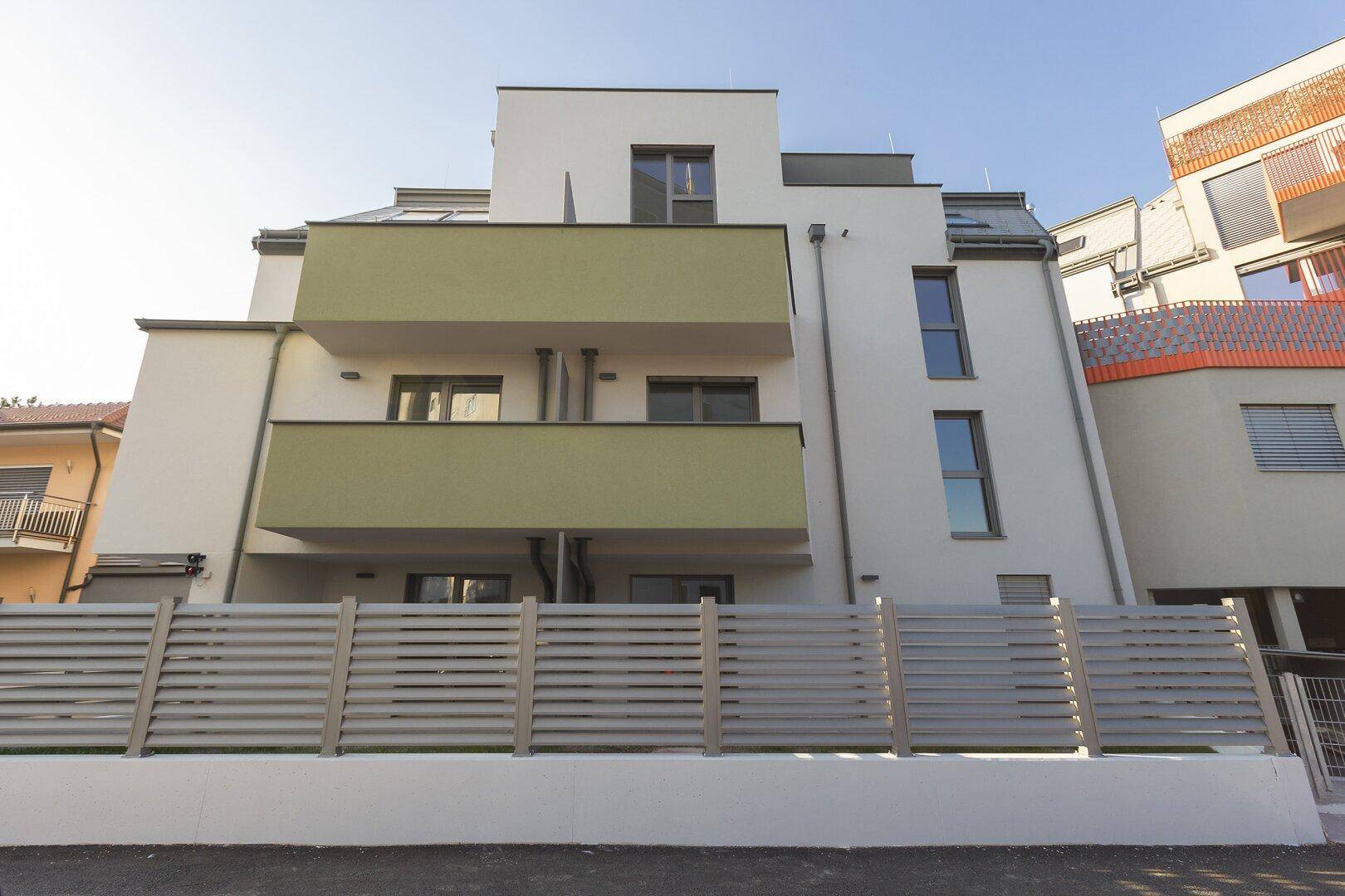 Moderne Wohnanlage mit Balkonen und gepflegter Außenfassade.