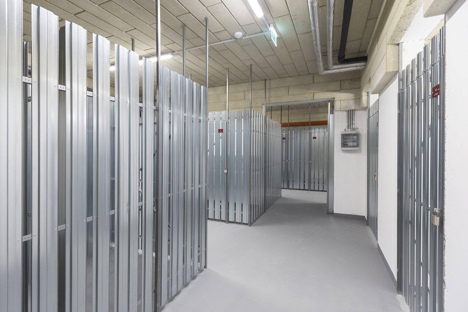 Kellerabteile mit Metallwänden für zusätzlichen Stauraum im Untergeschoss.