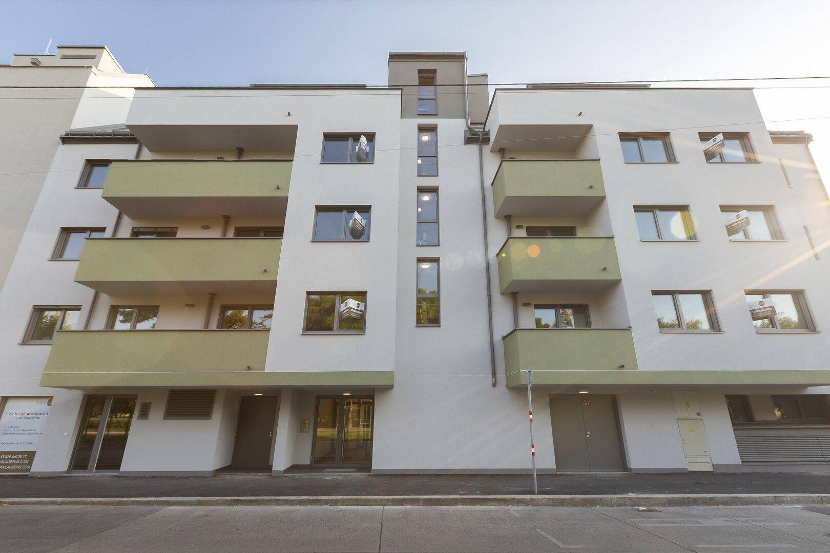 Moderne Wohnanlage mit mehreren Balkonen und zeitgenössischer Architektur.