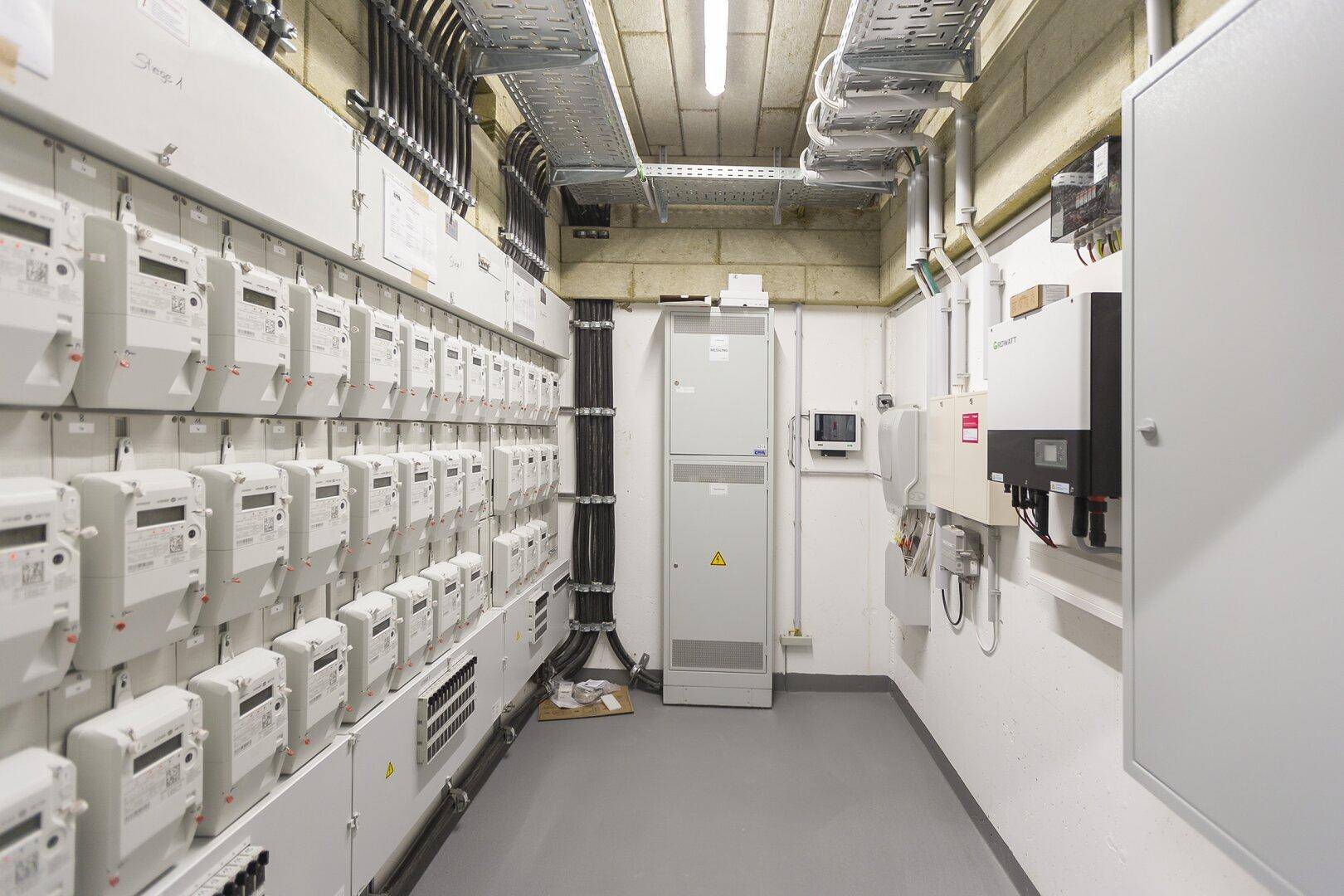 Technikraum mit zahlreichen Stromzählern und elektrischen Installationen.