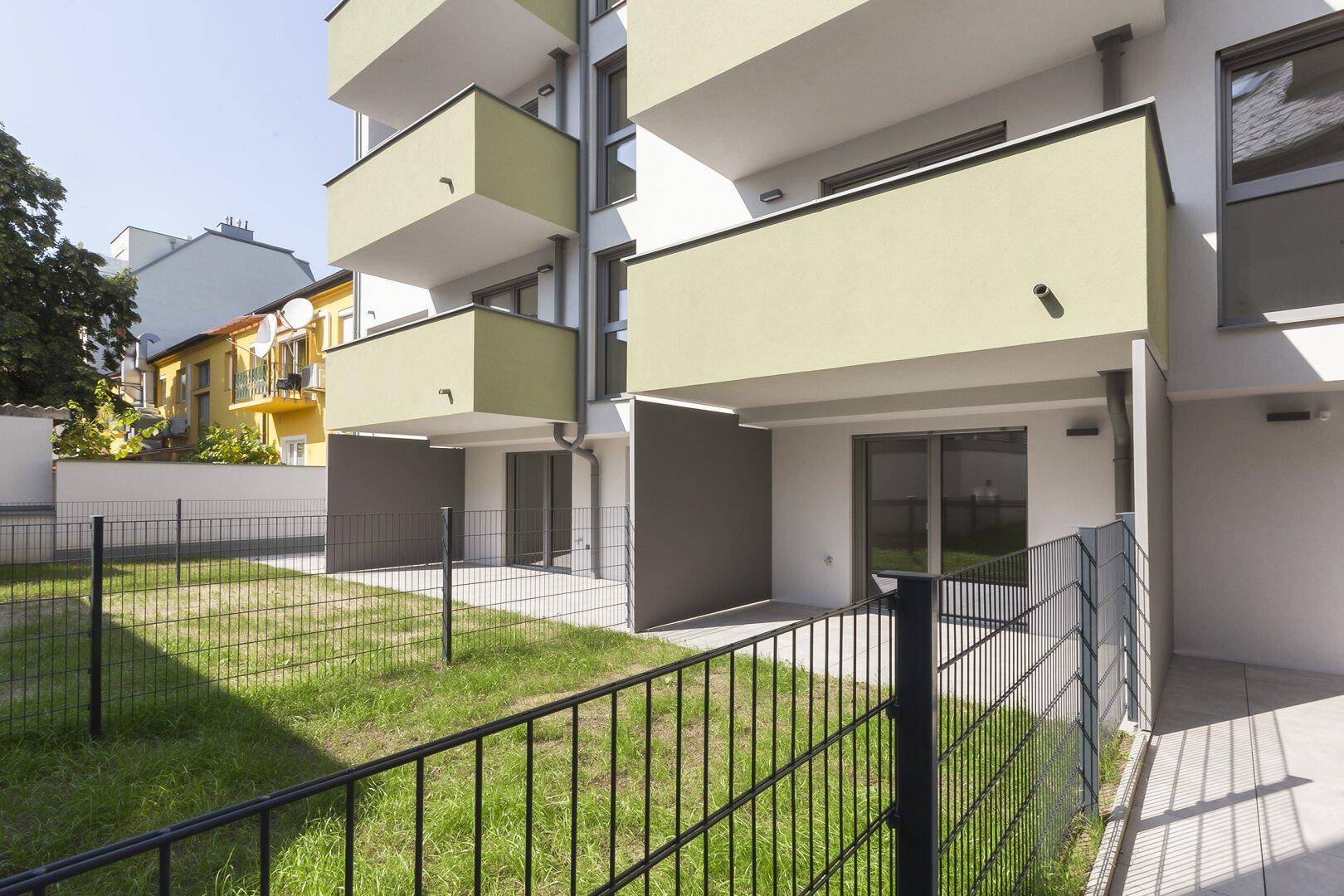 Erdgeschosswohnungen mit direktem Zugang zu privaten Gärten und Terrassen.
