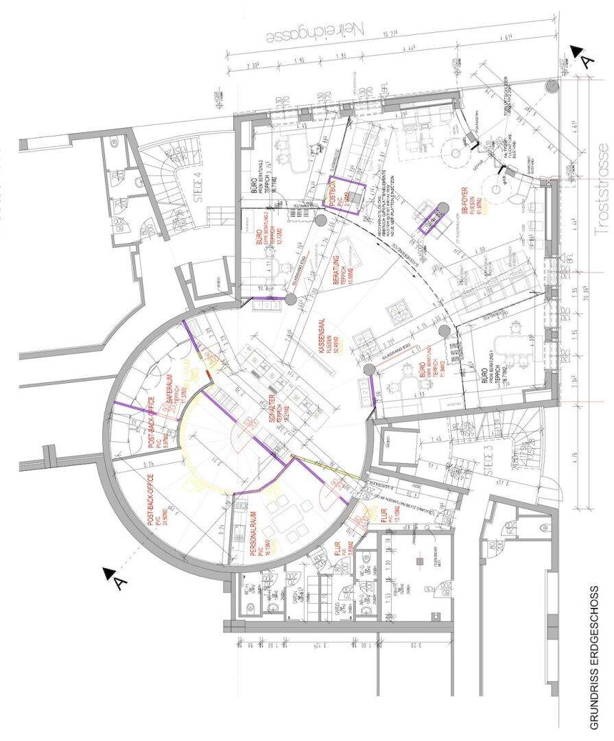 Detaillierter Grundriss des Erdgeschosses mit verschiedenen Bürobereichen und Zugängen.