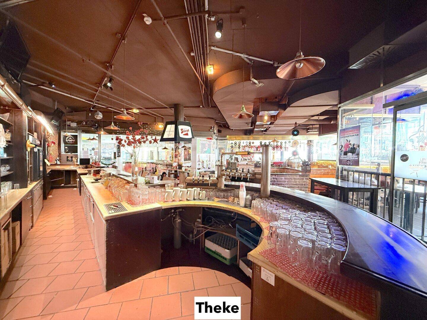 Lange Theke mit zahlreichen Gläsern und Zapfanlagen, bereit für den Ausschank in der Gastronomie.