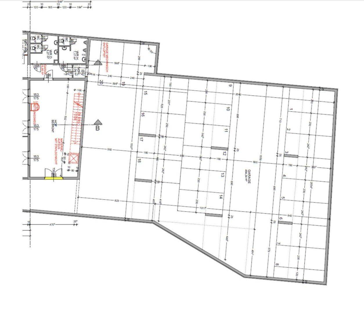 Grundriss eines Nicht-Wohngebäudes mit mehreren Parkplätzen, Sanitäranlagen und einem Aufzug.