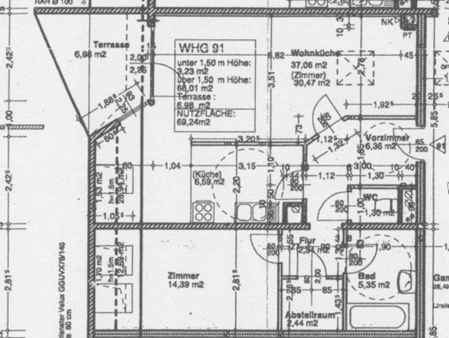 Detaillierter Grundriss einer Wohnung mit Terrasse, Küche, Bad und Wohnzimmer.