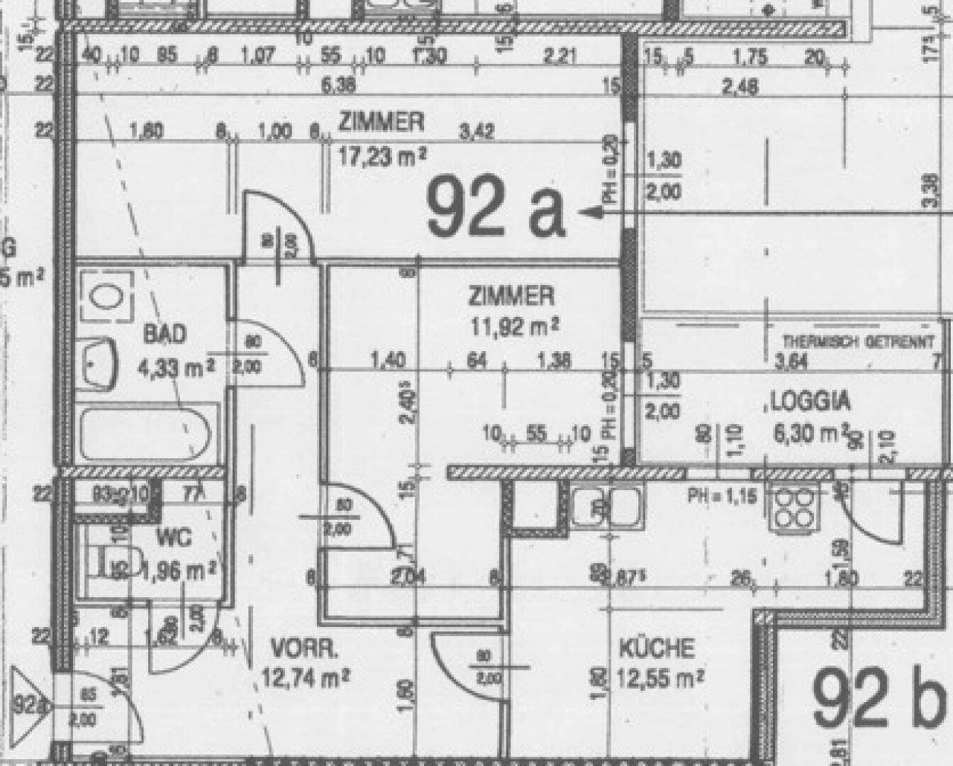 Grundriss einer Wohnung mit Zimmern, Bad, WC, Küche und einer Loggia.