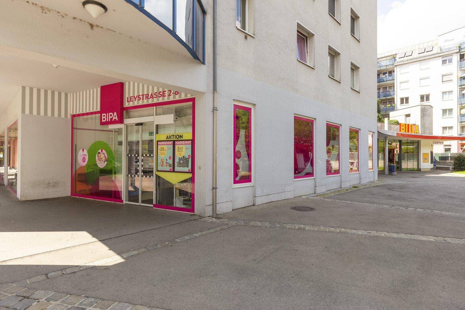 Eingangsbereich eines Geschäfts im Erdgeschoss eines Wohngebäudes an der Levstrasse.