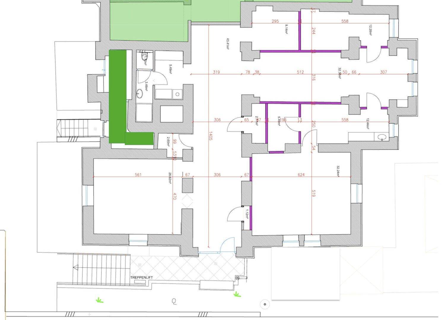 Grundriss einer Wohnung mit mehreren Zimmern, zwei Bädern, einem Treppenlift und Zugang zu einem Gartenbereich.