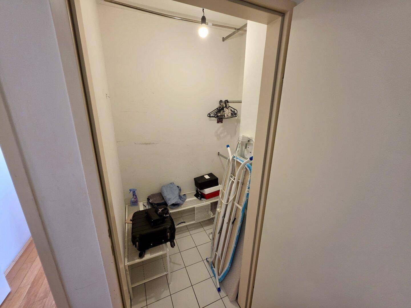 Praktischer Abstellraum mit Regalen für zusätzlichen Stauraum und Haushaltsgegenstände.