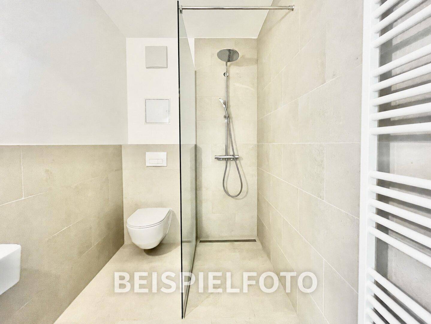 Modernes Badezimmer mit begehbarer Dusche, Wand-WC und beigefarbenen Fliesen.