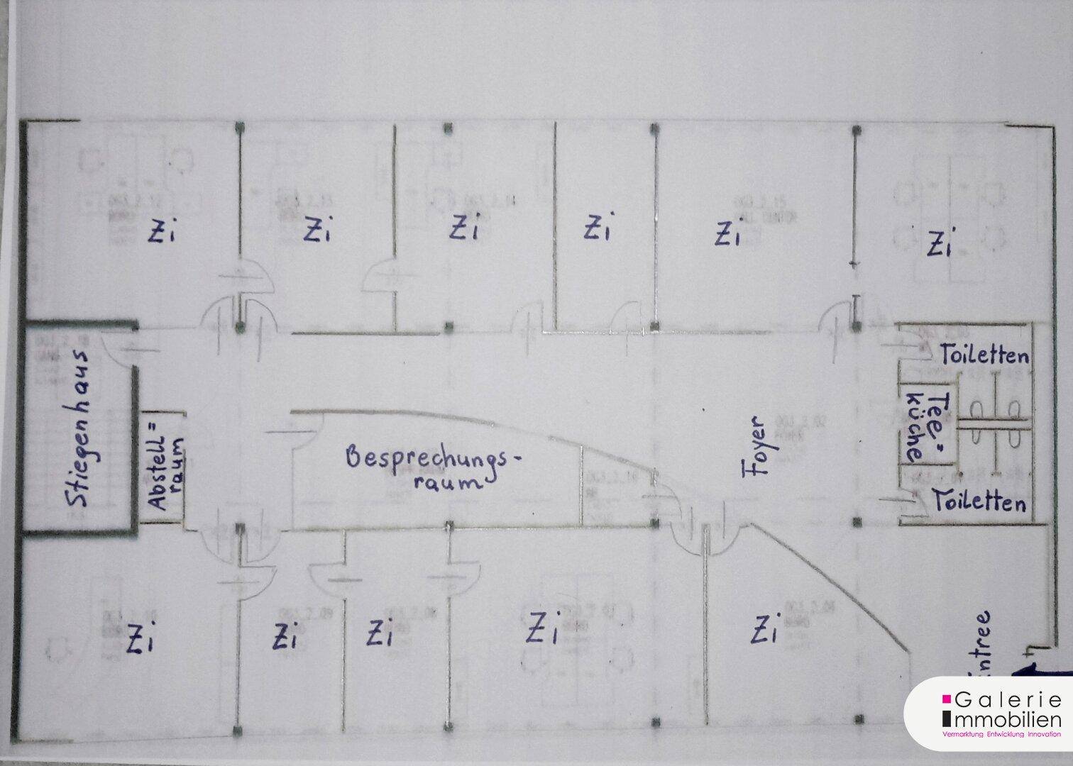 Handgezeichneter Grundriss mit mehreren Zimmern, Toiletten, Küche und einem Besprechungsraum.