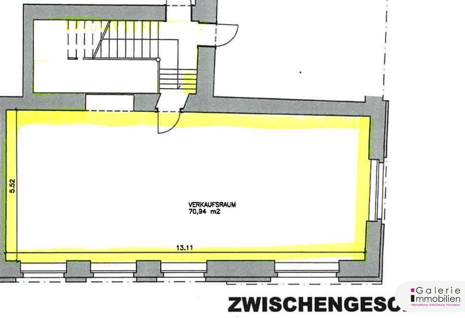 Grundriss des Zwischengeschosses mit einem großen Verkaufsraum und Treppenhaus.