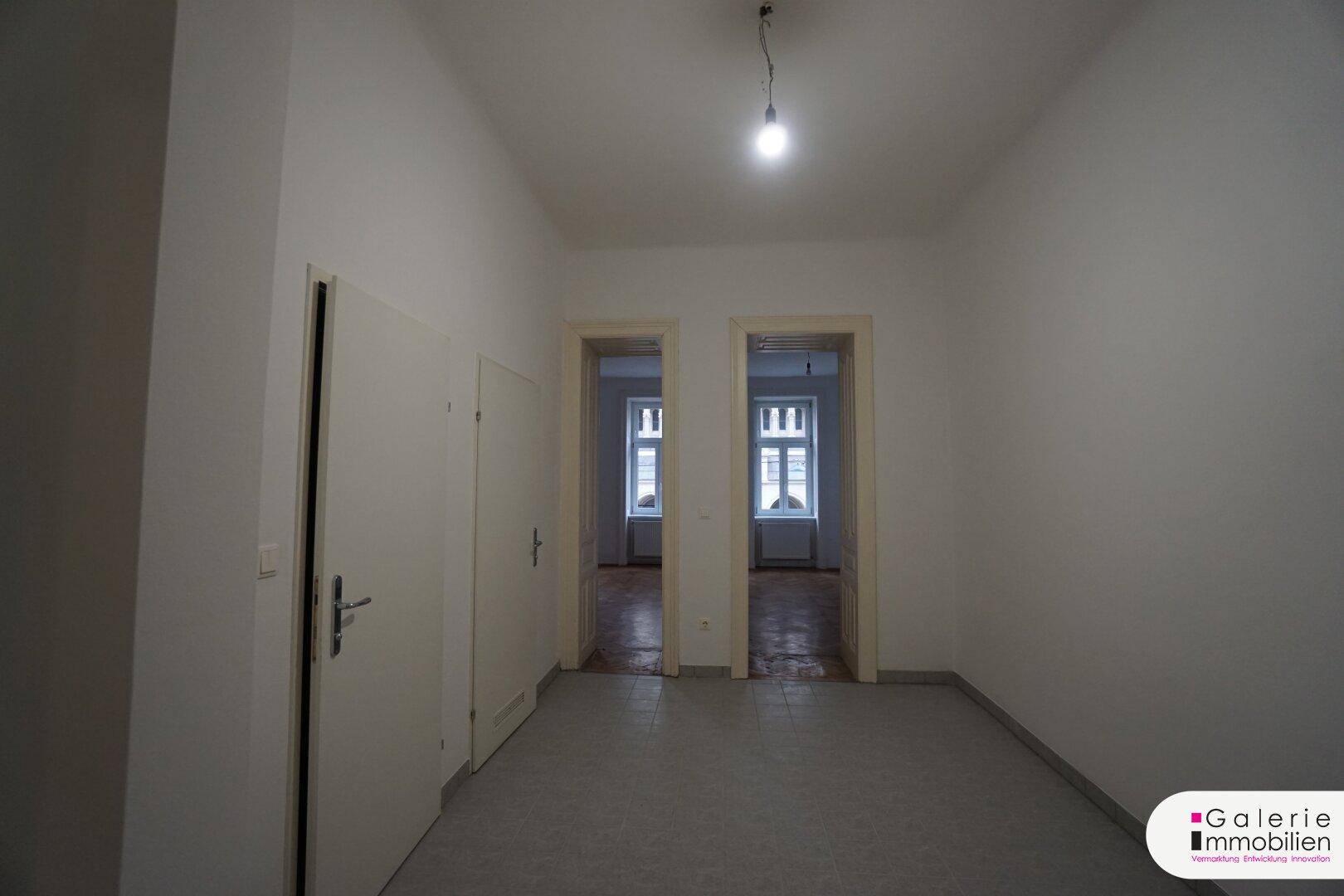 Geräumiger Flur mit hellen Wänden und Zugang zu mehreren Zimmern.