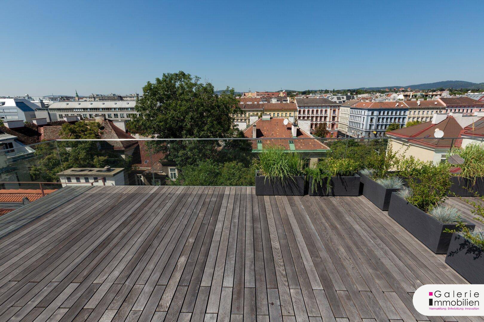 Westseitige Terrasse mit Weitblick