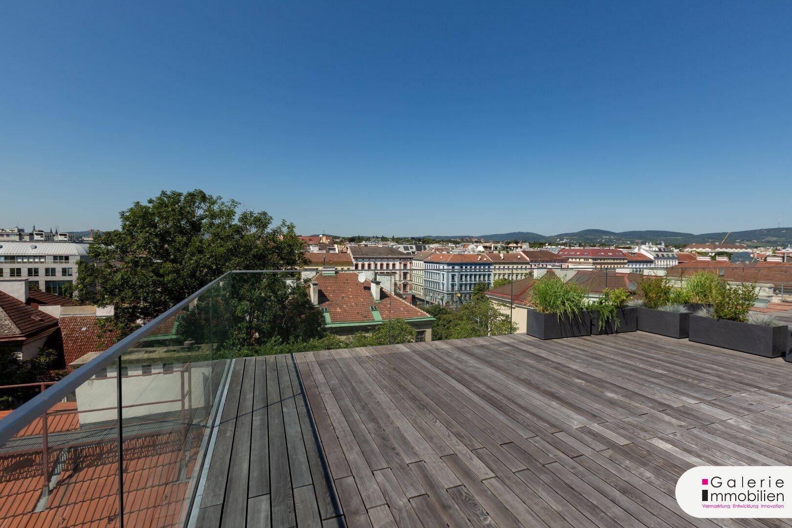 Westseitige Terrasse mit Weitblick