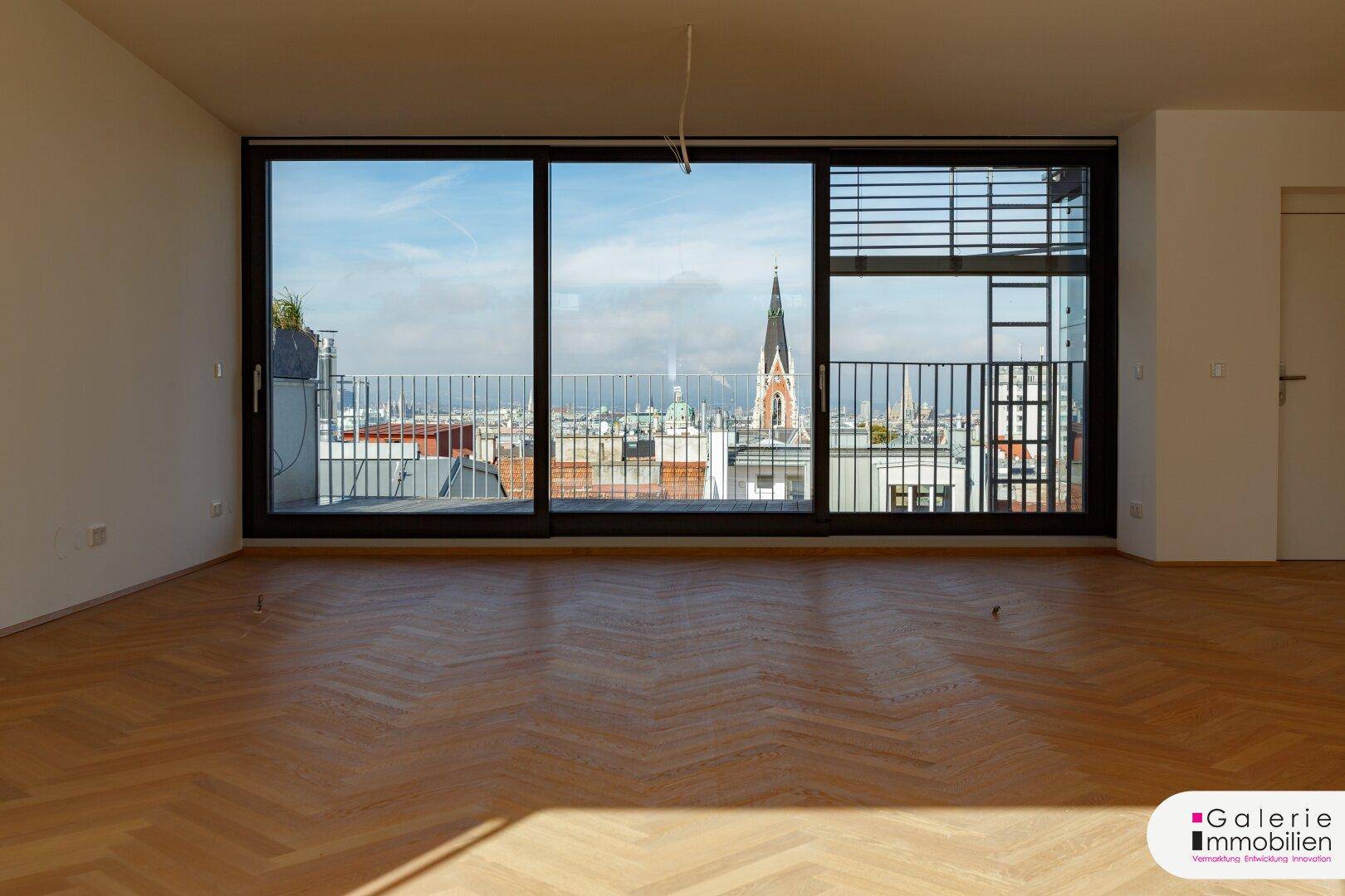 Lichtdurchfluteter Wohnraum mit breiten Schiebefenstern und Blick auf die städtische Skyline.