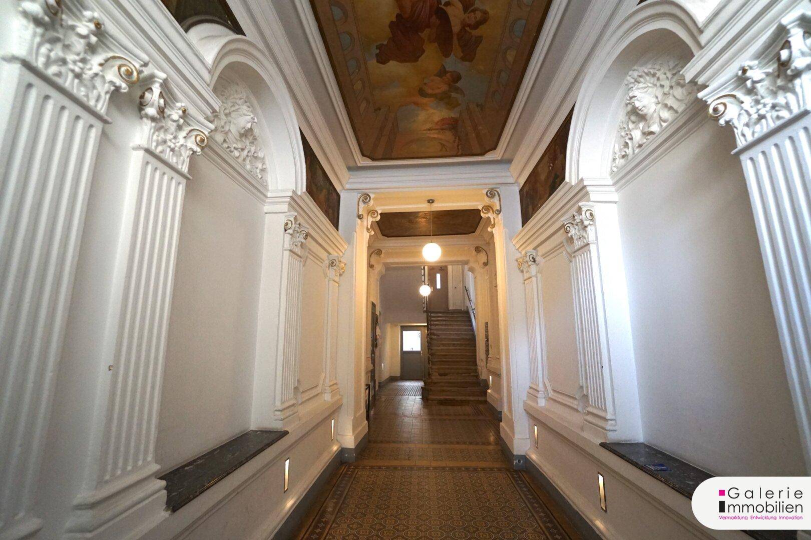 Prächtiger Flur mit Stuckdecken, Wandverzierungen und historischem Charme.