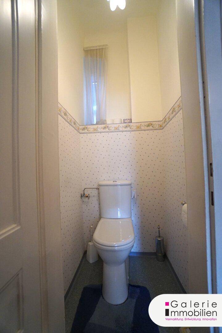 Kleines WC mit Fenster und einfacher Ausstattung, ideal als Gästetoilette.