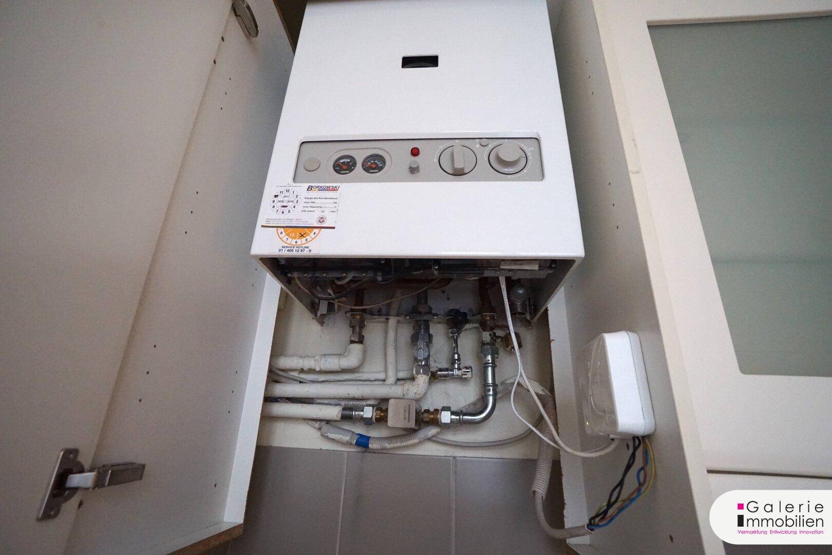 Gastherme oder Warmwasserbereiter in einem Schrank installiert.